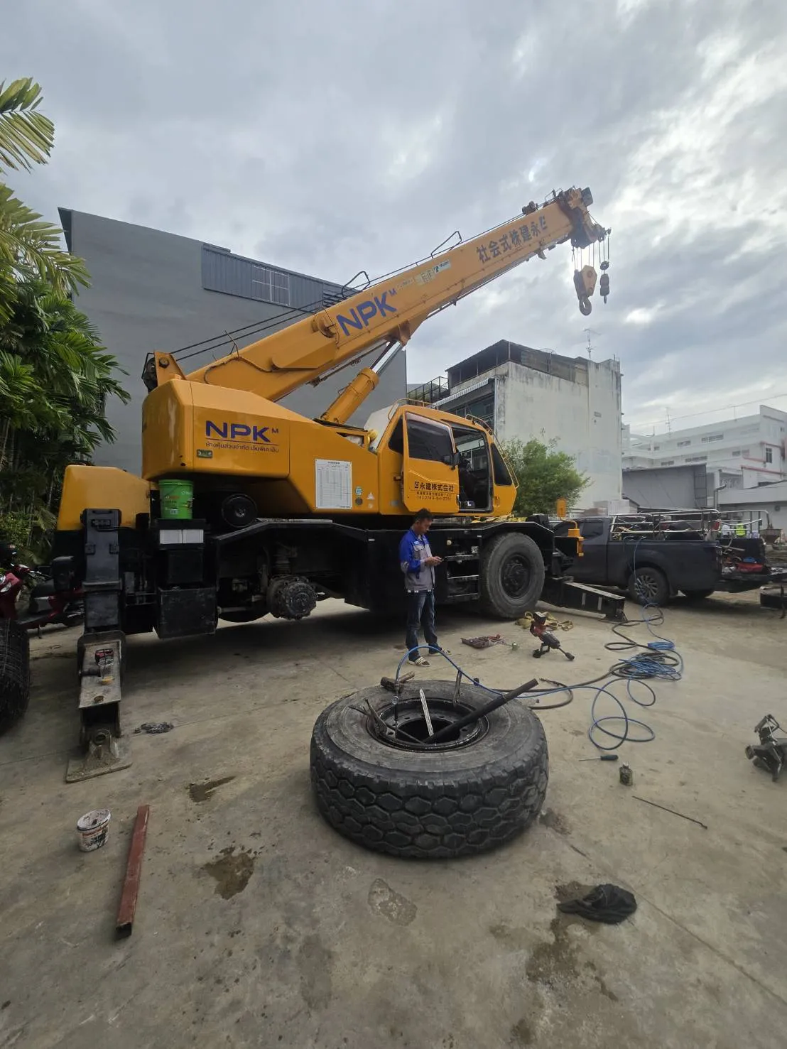 ผลงานปะยางรถเครนยางนอกสถานที่ กลางวัน พัฒนาการ