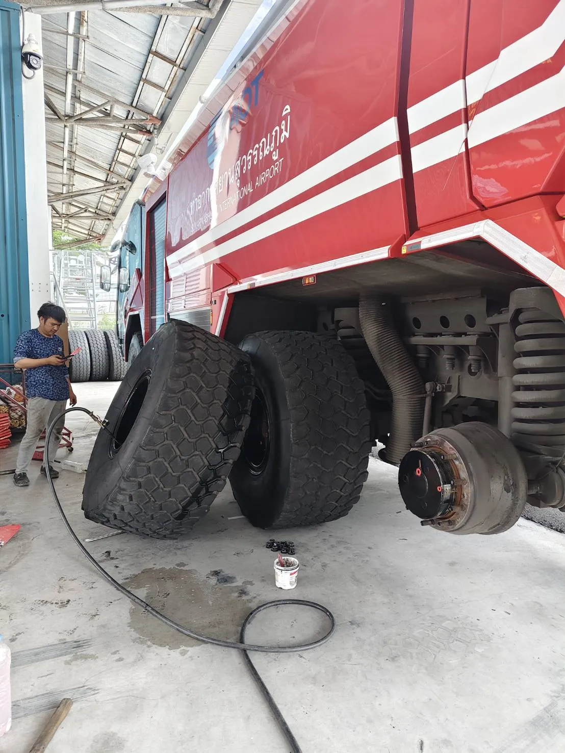 ผลงานปะยางนอกสถานที่ กลางวัน สนามบินสุวรรณภูมิ