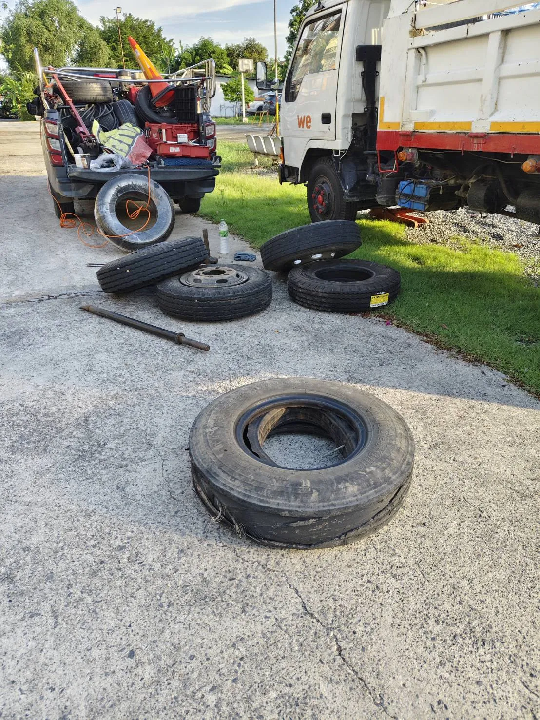 ผลงานเปลี่ยนยางนอกสถานที่ กลางวัน เสรีไทย