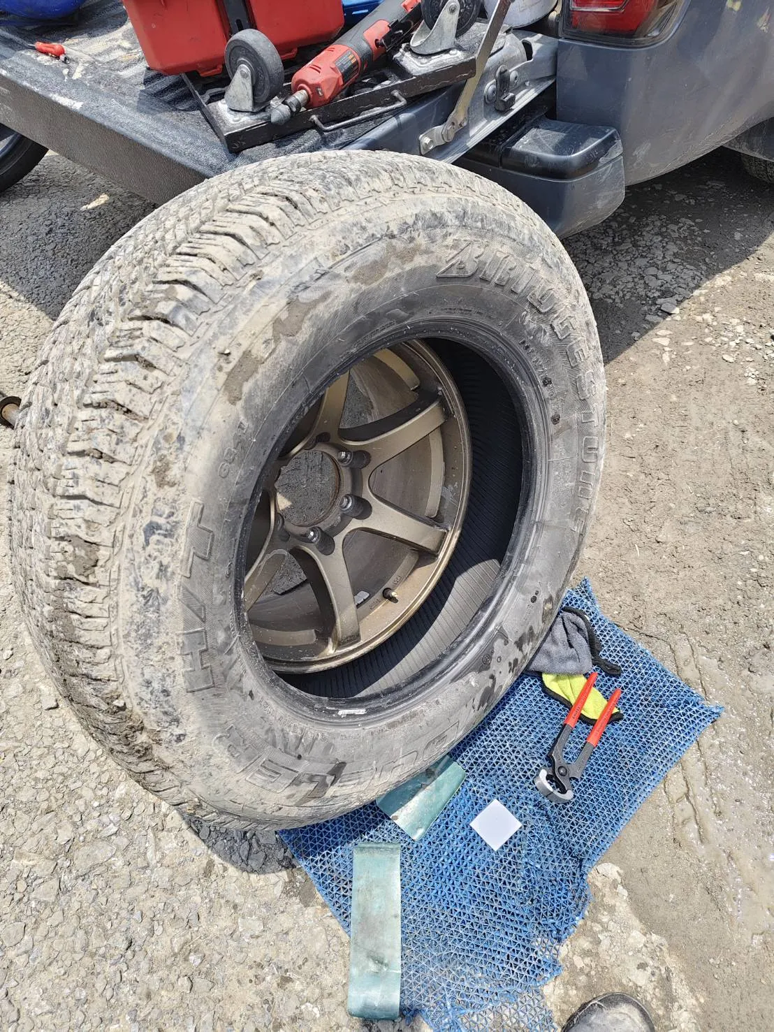 ผลงานปะยางนอกสถานที่ กลางวัน มีนบุรี