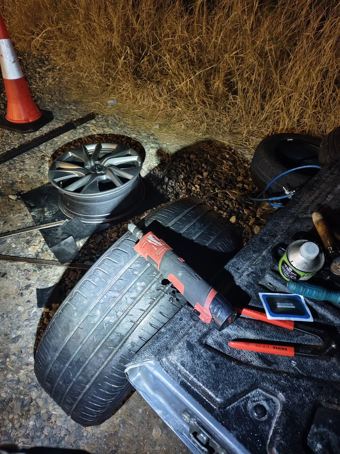 ผลงานปะยางนอกสถานที่ กลางคืน หนองจอก