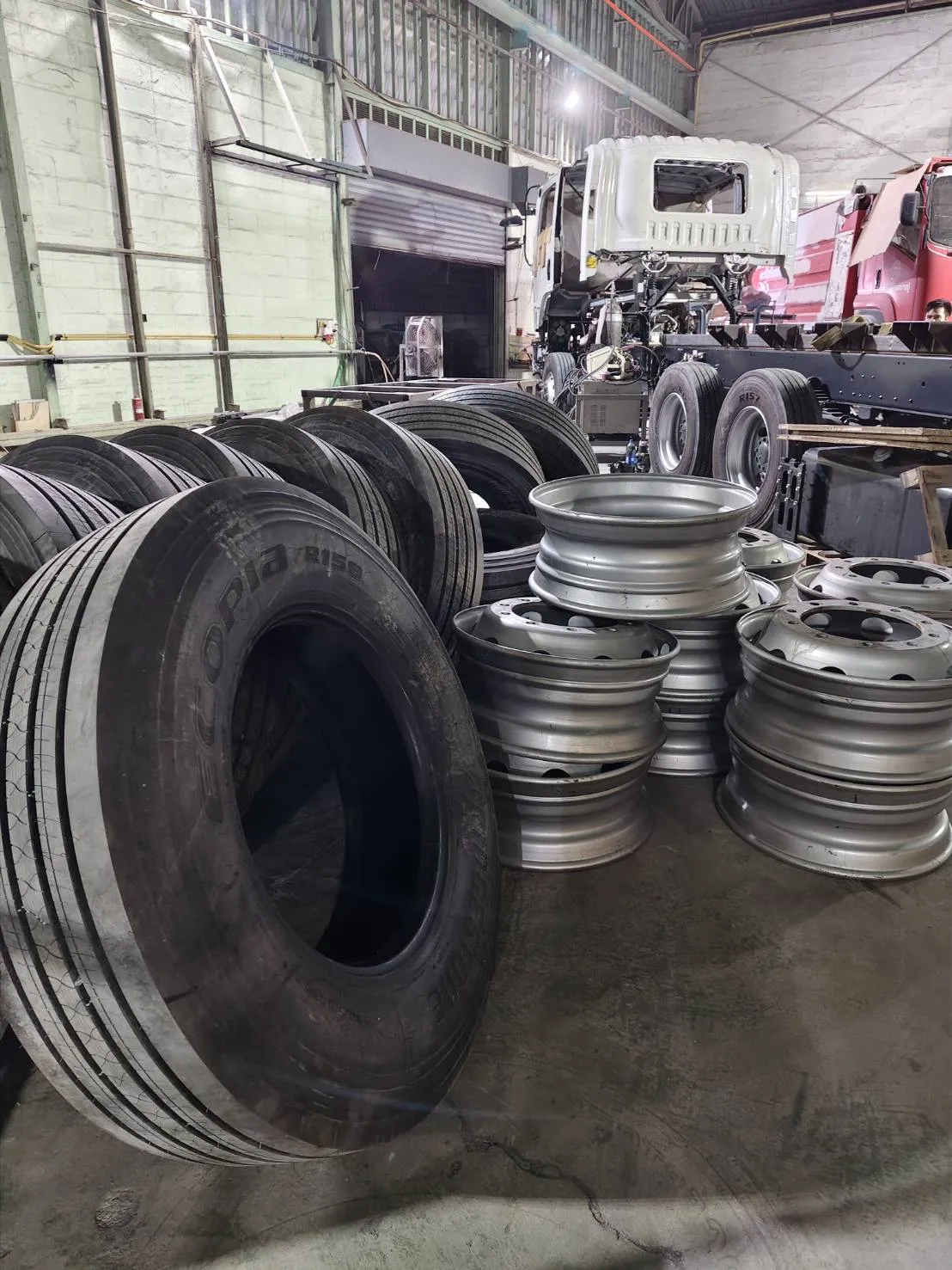 ผลงานเปลี่ยนยางนอกสถานที่ กลางคืน ลาดกระบัง